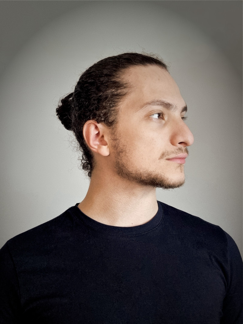 Gabriel Alvarado mirando a la derecha